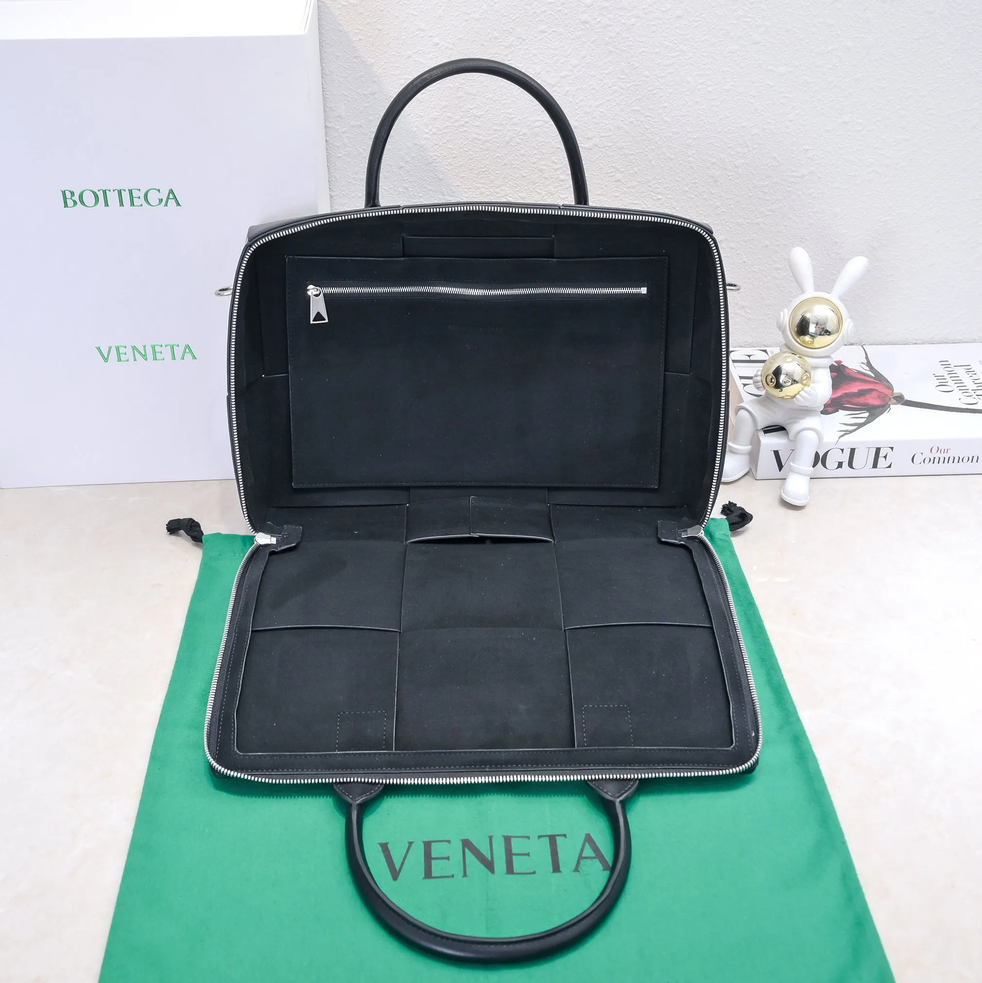 Batch 1880 Bottega Veneta large-lattice men's briefcase. The briefcase is a "value-for-money equipment" that all boys must have as soon as they step out of school. Whether you need to go to the office or go out to discuss business, nothing can better reflect your good taste and financial strength than a simple and elegant briefcase. It can be carried on one shoulder or cross-body to meet your different needs. The capacity is also super 🉑️ Style number: 6801 Size: 36*24*7.5cm